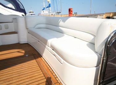 Кожаный диван в кокпите на яхте Sealine F42/5 - Yachts.ua