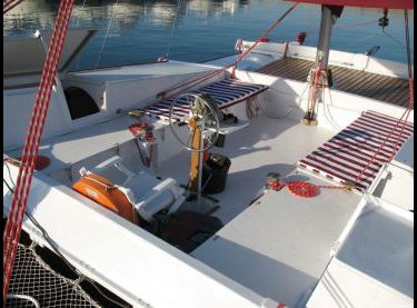 Зона отдыха гостей на палубе под тентом на яхте Аладдин - Yachts.ua