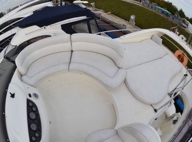Диваны и места для загара на флайбридже яхты Азимут 39 - Yachts.ua