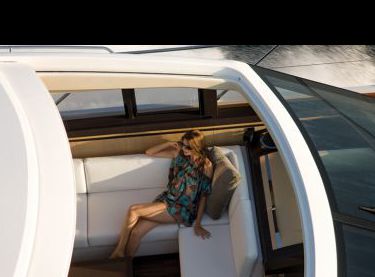 Люк в крыше рубки моторной яхты Princess V62 - Yachts.ua