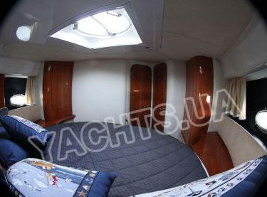 Вид на двери в носовой каюте на яхте Кранчи 40 - Yachts.ua