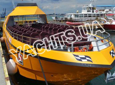 Экскурсионная моторная яхта Легенда возле пристани - Yachts.ua