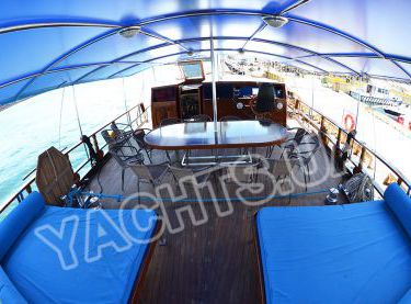 Мягкие диваны и стол на корме яхты Роял Марис - Yachts.ua 