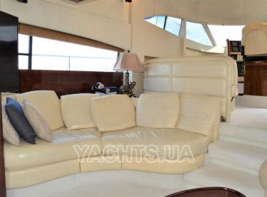 Кожаный диван в салоне на яхте Fairline 62 - Yachts.ua