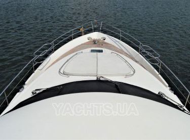Вид на нос с флайбриджа на яхте Fairline 62 - Yachts.ua