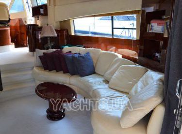 Диван и стол в салоне на яхте Fairline 62 - Yachts.ua