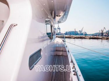 Проход по правому борту на яхте Royal Life - Yachts.ua