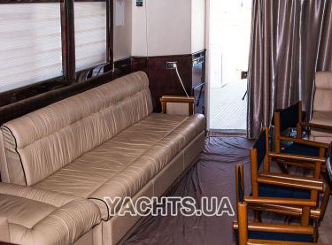 Диван в салоне на яхте Royal Life - Yachts.ua