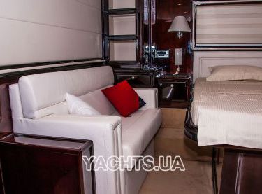 Диван в каюте на яхте Royal Life - Yachts.ua