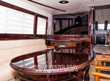 Кают-компания на яхте Royal Life - Yachts.ua