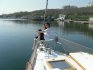 Девушка отдыхает на носу яхты Гер Робин - Yachts.ua