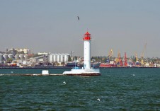Вид с моря на Воронцовский маяк и порт - Yachts.ua