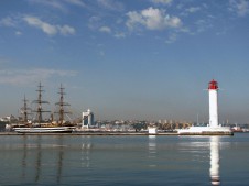 Вид на Воронцовский маяк и фрегат возле пристани - Yachts.ua
